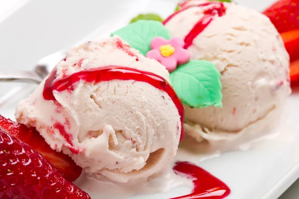 Gelato alla fragola con frutta da vicino — Foto Stock