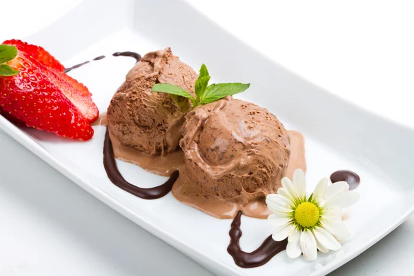 Helado de chocolate con jarabe de cerca — Foto de Stock