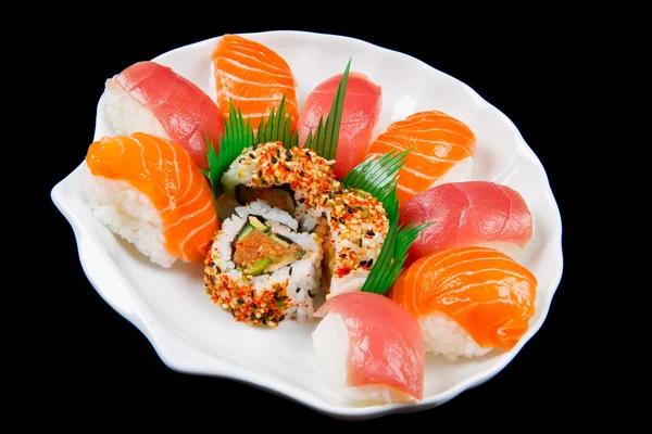 Świeże sushi tradycyjne japońskie jedzenie — Zdjęcie stockowe