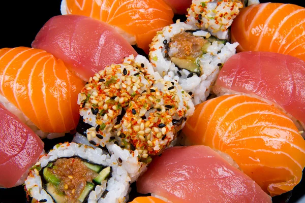 Sushi und Brötchen — Stockfoto