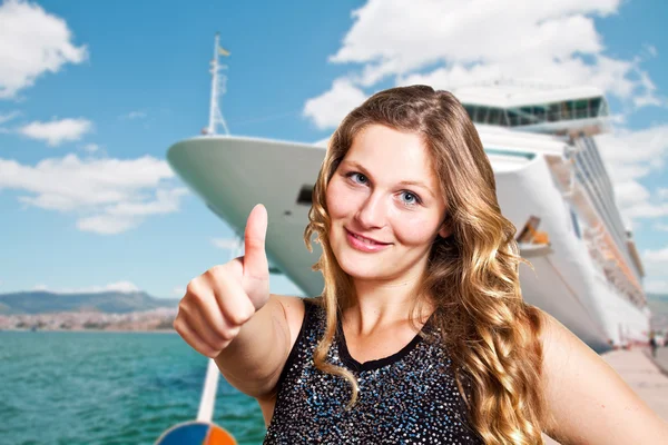 Beautiful woman in front of cruise ship — Stock Photo, Image