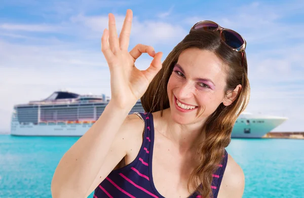 Beautiful woman in front of cruise ship — Stock Photo, Image