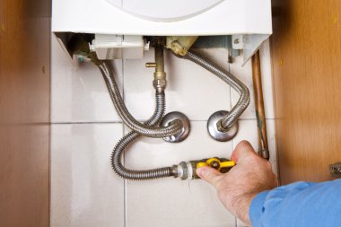 Tesisatçı iş başında. gaz Kombi Bakımı 