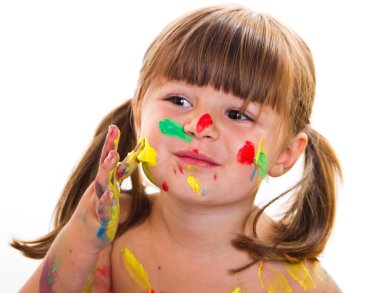 güzel küçük bir kız boyalı yüzü