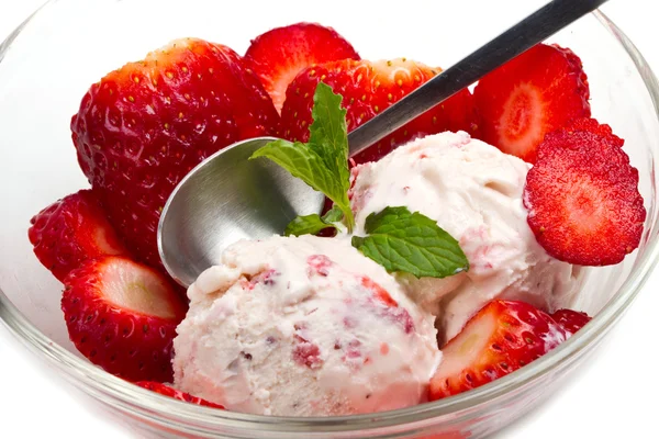 Gelato alla fragola con frutta da vicino — Foto Stock