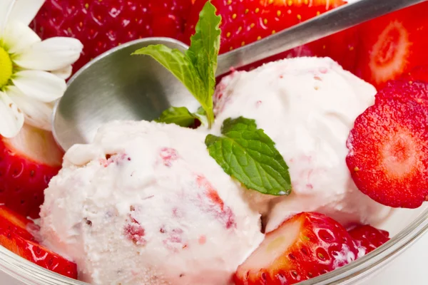 Strawberry ice cream with fruits close up — Stock Photo, Image