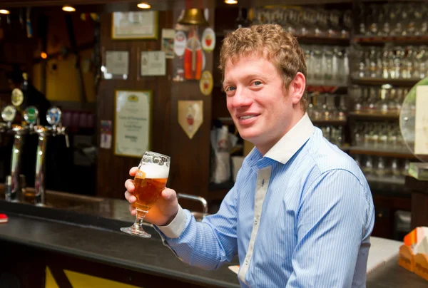 Männer trinken Bier in der Kneipe — Stockfoto