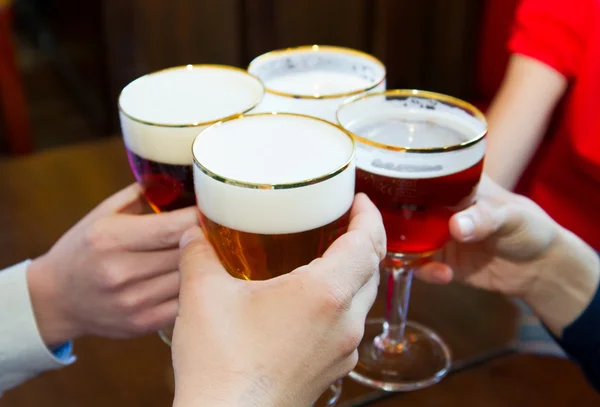 Lezzetli soluk ale bira ile toasting insanlar — Stok fotoğraf