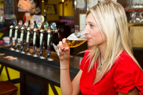 Schöne Frau trinkt Bier — Stockfoto