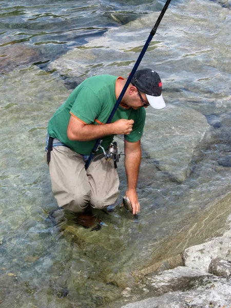 Pescador no rio — Fotografia de Stock