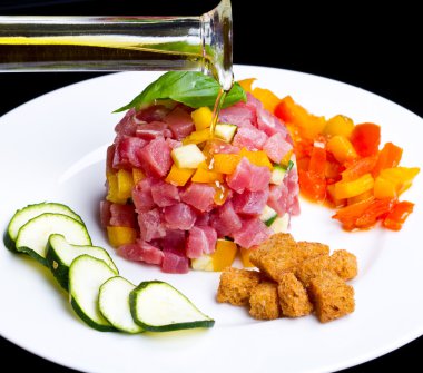 Taze kabak ve biberli ton balıklı tartar.