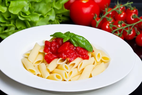 Pasta con salsa de tomate y albahaca — Foto de Stock