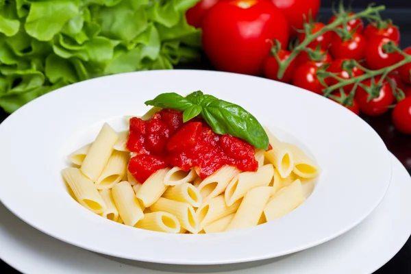 Nudeln mit Tomatensauce und Basilikum — Stockfoto