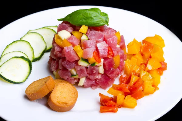 Tuna tartar with fresh zucchini and pepper — Stock Photo, Image