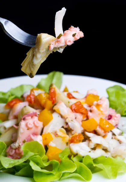 Tintenfischsalat mit Artischocke — Stockfoto