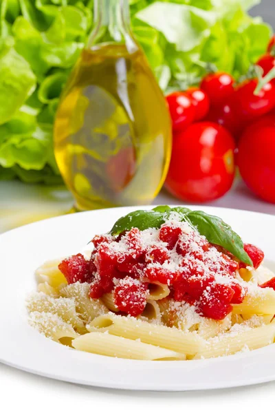 Pasta met tomatensaus en basilicum — Stockfoto