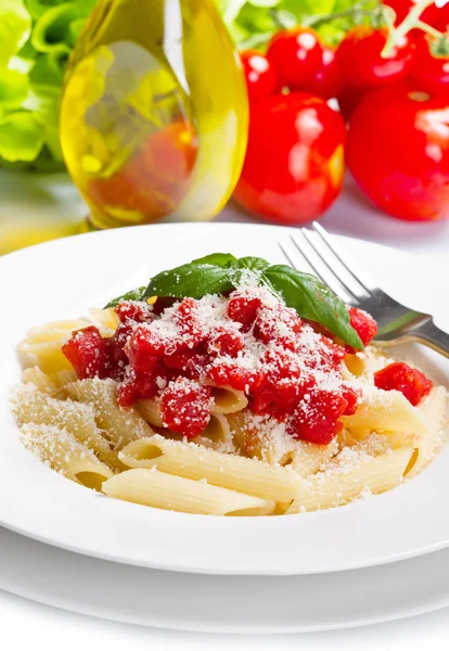 Pasta met tomatensaus en basilicum — Stockfoto