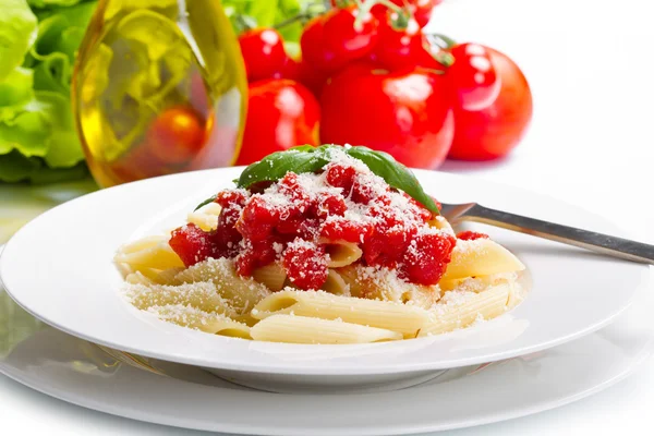 Pasta con salsa de tomate y albahaca —  Fotos de Stock
