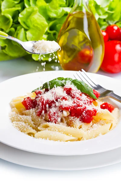 Pasta met tomatensaus en basilicum — Stockfoto