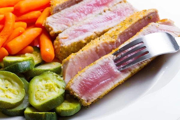 Tuna fillet with vegetables — Stock Photo, Image