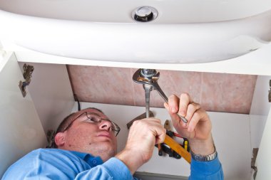 kırık bir banyo lavabo tamiri tesisatçı 