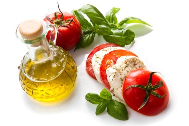 mozzarella ve domates ile fesleğen