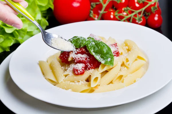 Pasta con sugo di pomodoro e basilico — Foto Stock