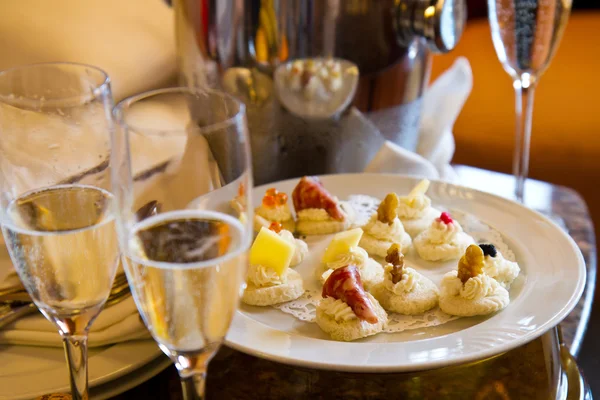 Taça de champanhe com canapé — Fotografia de Stock