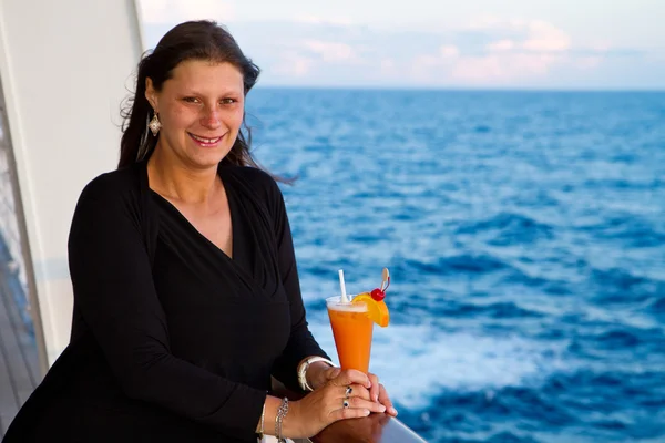 Mulher feliz em navio de cruzeiro — Fotografia de Stock