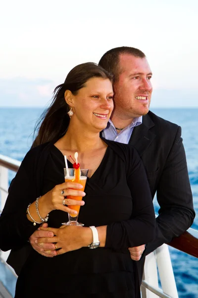 Pareja disfrutando de unas vacaciones en crucero — Foto de Stock