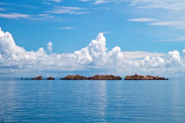 Nuages blancs ciel bleu au-dessus de la mer — Photo