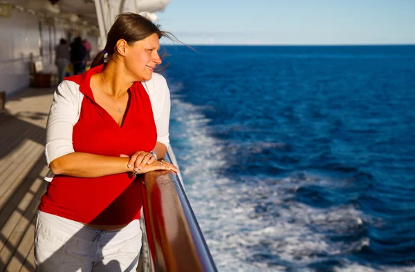 Mulher feliz em navio de cruzeiro — Fotografia de Stock