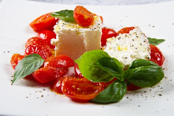 赤いフレッシュ トマトとクリーム チーズ — ストック写真