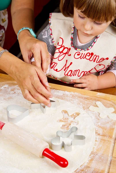 Gadis Kecil Dengan Ibu Memanggang Kue Natal Memotong Kue Dengan — Stok Foto