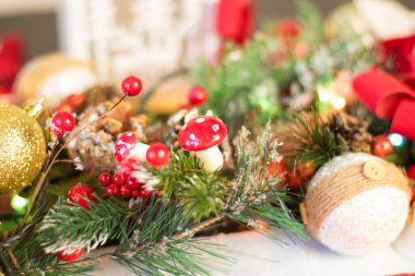 Güzel kırmızı, altın ve beyaz Noel süslemesi