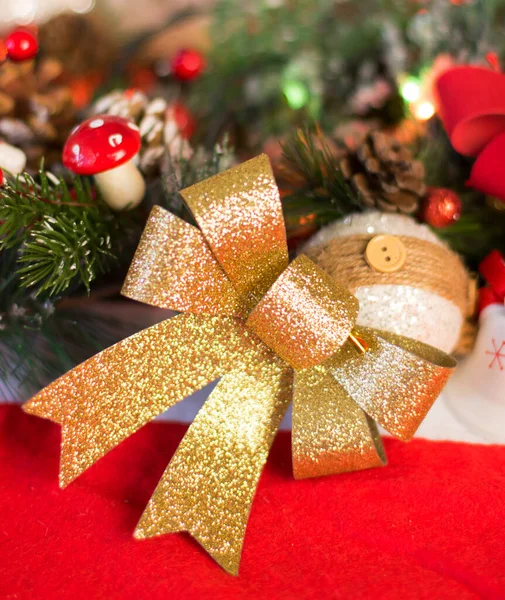 クリスマスの装飾が施された黄金の弓 — ストック写真