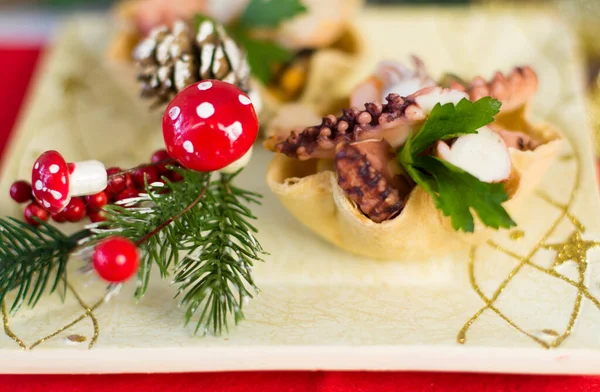 Закуска Морепродуктів Всередині Хлібного Кошика Різдвяному Столі — стокове фото