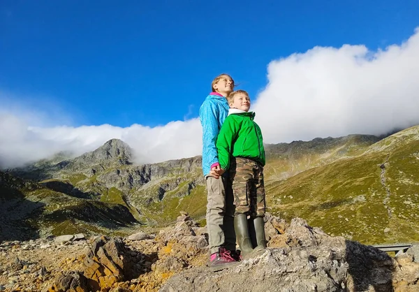 Couple Children Standing Top Mountain Freedom Concept — Stock Photo, Image