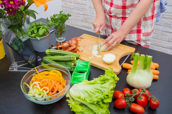 Frau Der Küche Nach Rezept Auf Digitalem Tablet Stockfoto