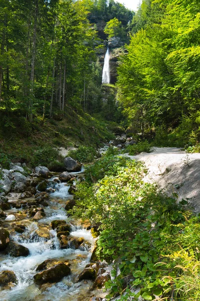 Pericnik-Wasserfall in den Julischen Alpen in Slowenien — Stockfoto