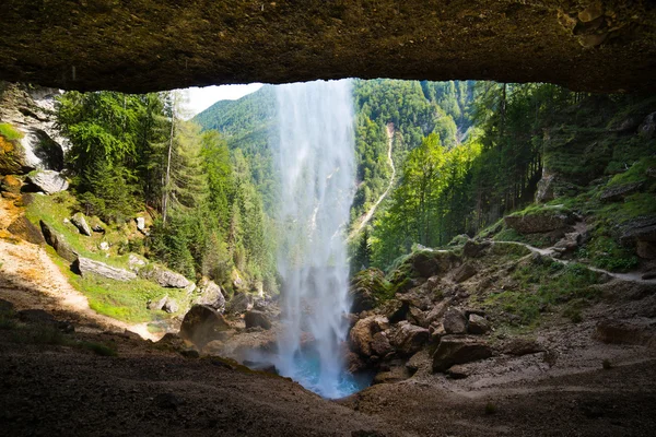 Pericnik-Wasserfall in den Julischen Alpen in Slowenien — Stockfoto