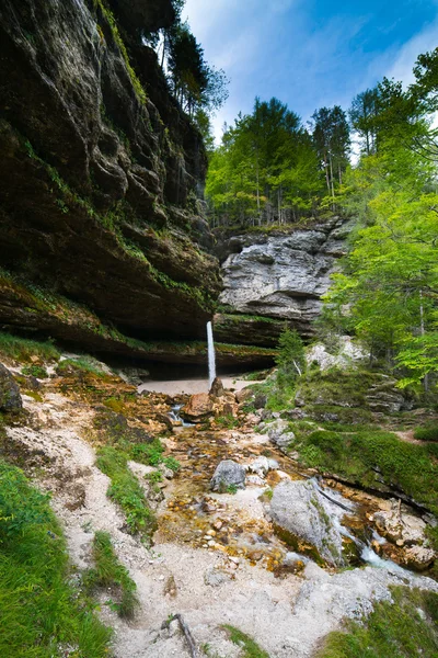 Wasserfall in den Julischen Alpen in Slowenien — Stockfoto