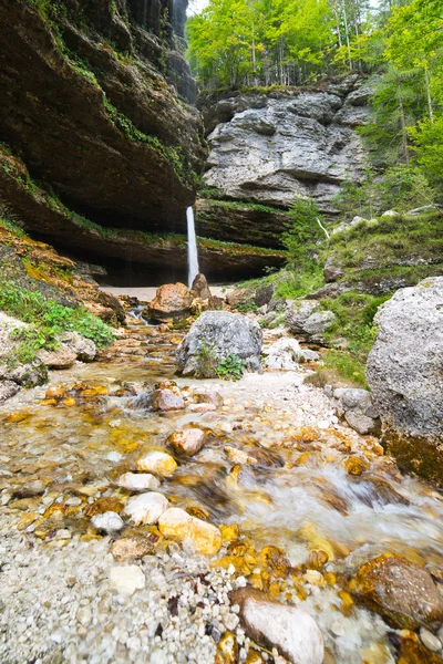Wasserfall in den Julischen Alpen in Slowenien — Stockfoto