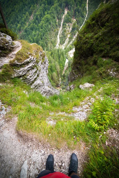 Ein Mann über der tiefen Leere in den julianischen Alpen in Slowenien — Stockfoto