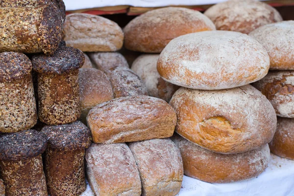 Mnóstwo świeżych loafs chleba — Zdjęcie stockowe