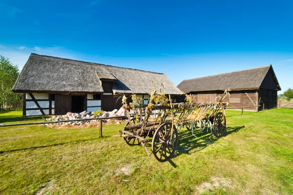 Ancienne grange rurale en Pologne et batteuse XIXe siècle — Photo