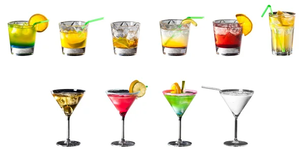 Reihe von farbenfrohen Coctails isoliert auf weißem Hintergrund — Stockfoto