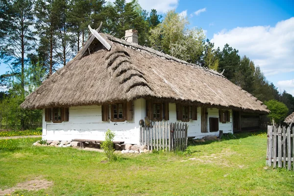 Stary wiejski dom z strzechą — Zdjęcie stockowe