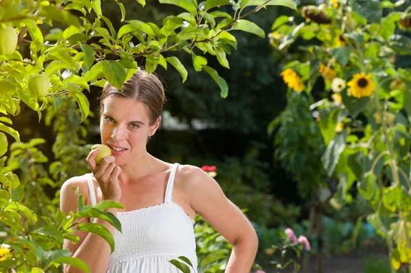 Mujer comiendo una manzana fresca —  Fotos de Stock