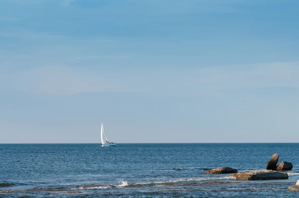 Lone yacht segling havet — Stockfoto